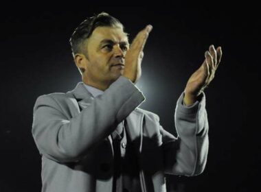 SUITS STEVE: Dartford boss King salutes supporters