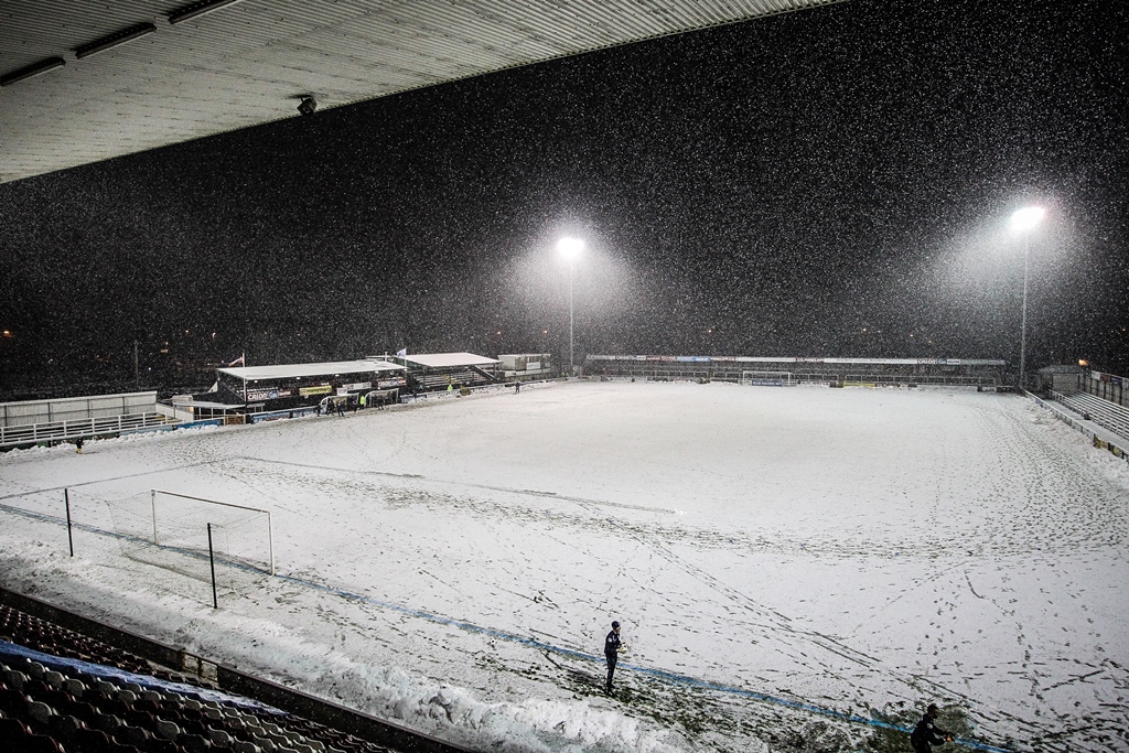 woking-v-newport-snow-2