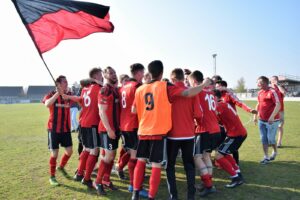 brightlingsea-players-and-fans-celebrate