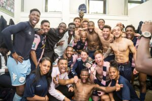 page-6-dulwich-with-the-trophy