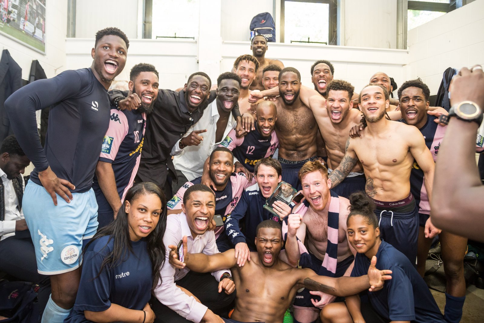 page-6-dulwich-with-the-trophy