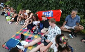 page-6-football-fans-watching-ipads