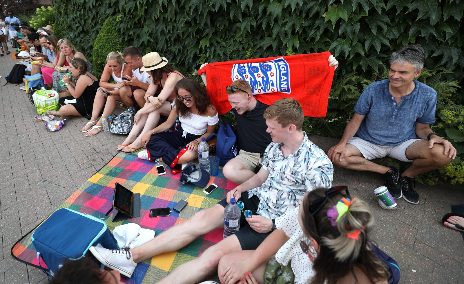 page-6-football-fans-watching-ipads