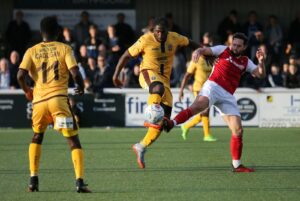 sufc1386-suttons-craig-dundas-lays-off-the-ball-to-kieron-cadogan-s