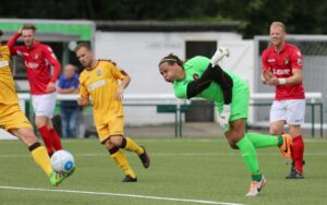 sut_0237-ebbsfleets-nathan-ashmore-throw-the-ball-out-narrowly-missin