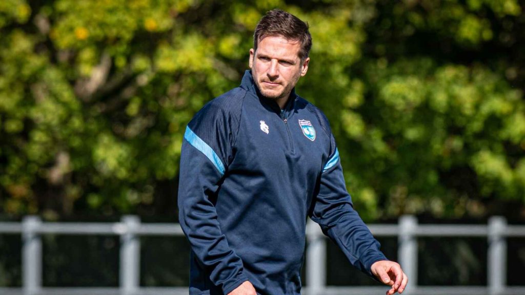 Walton & Hersham manager Billy Rowley